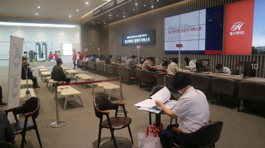 청량리 초역세권에 전용면적 84㎡평형 기준 분양가만 10억원이 넘는 오피스텔이 분양되면서 소비자의 반응이 엇갈리고 있다. 사진은 이달 청량리 역세권에서 분양되는 힐스테이트 청량리 더퍼스트 모델하우스 전경. 이 단지는 전용면적 84㎡평형의 분양가가 10억원을 넘어선 오피스텔 단지다. <이상현 기자>